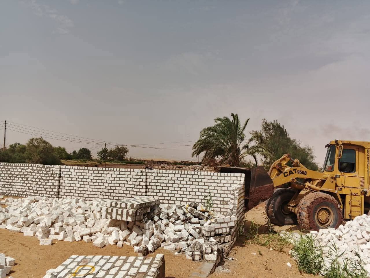 إزالة حالة بناء مخالف على أرض زراعية بقرية بولاق بالوادي الجديد