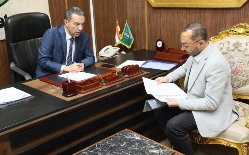 محافظ المنوفية يفحص طلبات عدد من المواطنين ويأمر بـ تطبيق روح القانون لحل شكاوى المواطنين