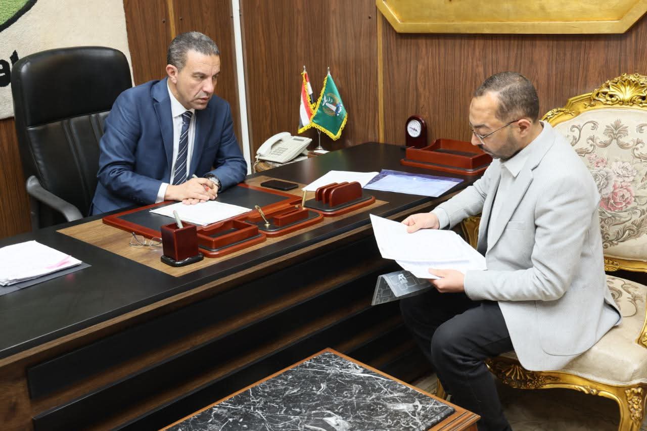 محافظ المنوفية يفحص طلبات عدد من المواطنين ويأمر بـ تطبيق روح القانون لحل شكاوى المواطنين