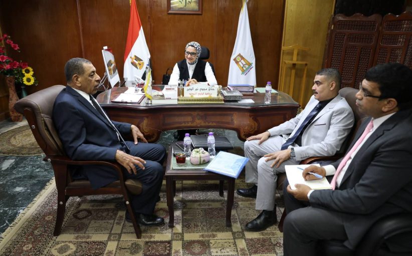 محافظ الوادي الجديد تبحث مع نواب البرلمان ملفات التنمية والخدمات بالمحافظة