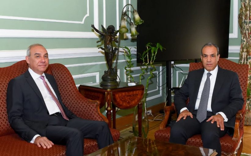 وزير الخارجية يبحث مع رئيس مجلس إدارة الهيئة العامة للاستعلامات دعم الرسالة الإعلامية للدولة