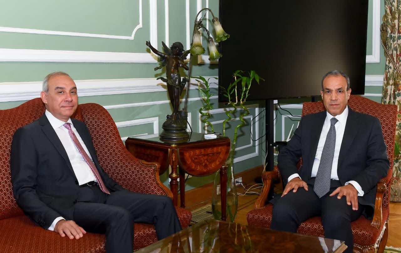 وزير الخارجية يبحث مع رئيس مجلس إدارة الهيئة العامة للاستعلامات دعم الرسالة الإعلامية للدولة