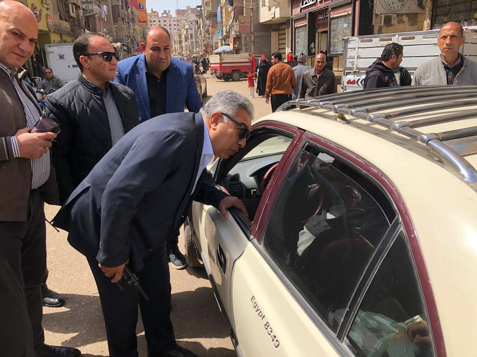 محافظ الدقهلية يضبط مخالفات التاكسي ميدانيًا ويشدد على إلغاء الترخيص حال تكرار التجاوز