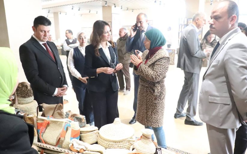 محافظ الفيوم يدعم الحرف التراثية.. و«أيادي مصر» تشارك في معرض الأهرامات الدولي