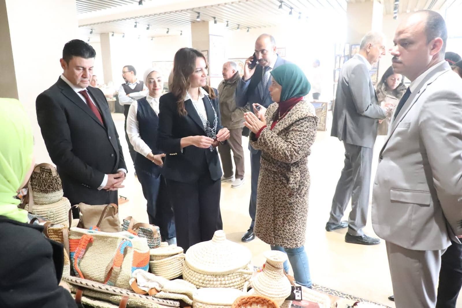 محافظ الفيوم يدعم الحرف التراثية.. و«أيادي مصر» تشارك في معرض الأهرامات الدولي