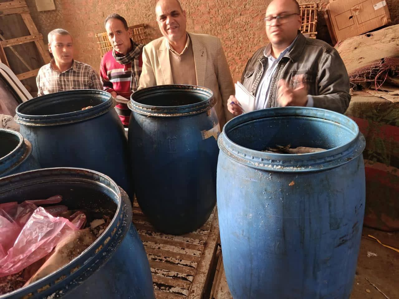 حملة تموينية بملوي تضبط كميات كبيرة من الأغذية الفاسدة وتؤكد تشديد الرقابة على الأسواق