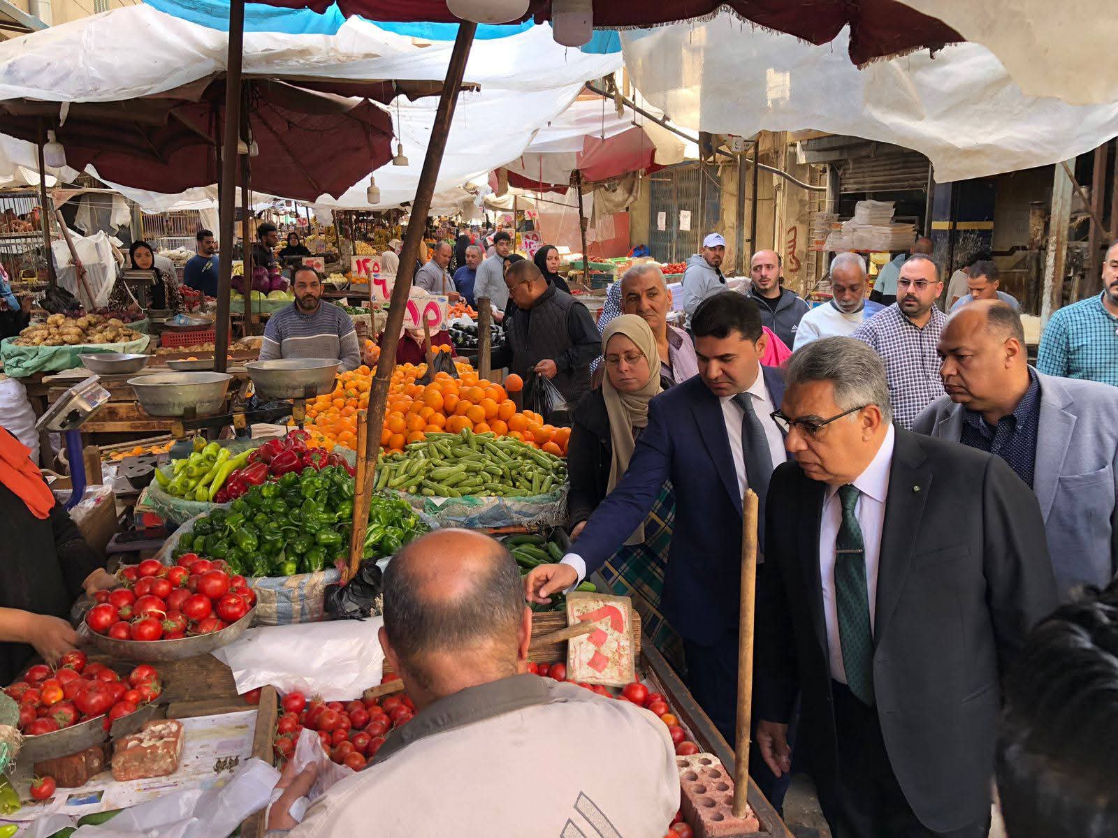 محافظ الدقهلية يتفقد سوق كفر البدماص ويوجه بإزالة الإشغالات وتحسين النظافة