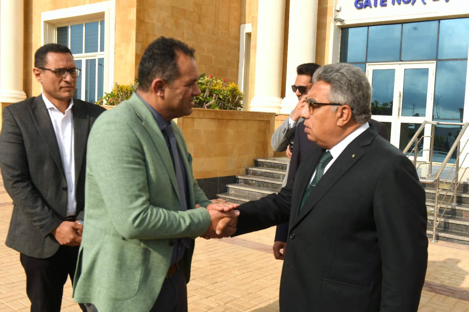 محافظ الدقهلية يزور جامعة المنصورة الأهلية ويهنئ رئيسها الجديد بتولي مهام منصبه