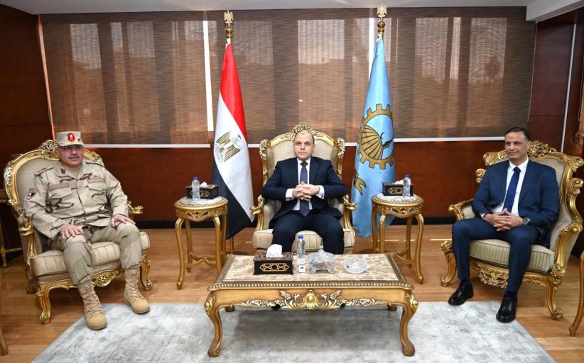 محافظ الغربية يلتقي مدير جمعية المحاربين القدماء لبحث تنظيم احتفالية يوم الشهيد