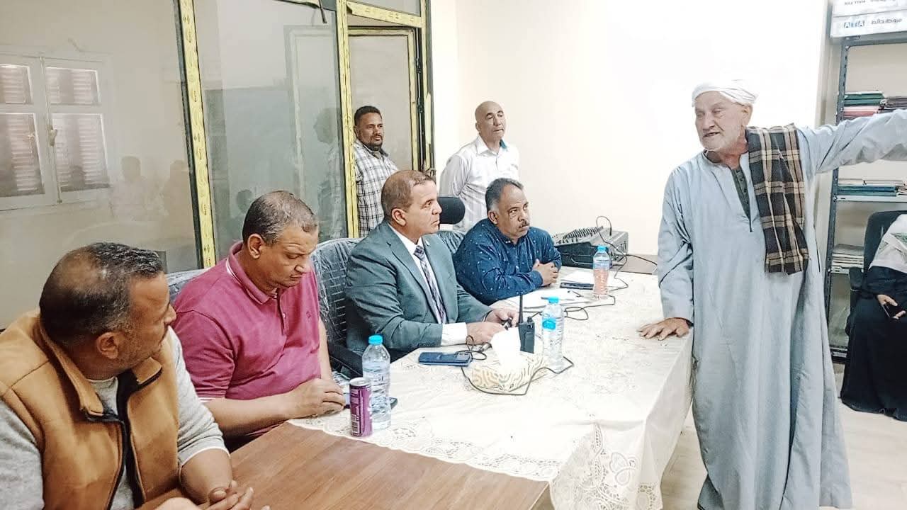 رئيس مدينة إسنا يعقد لقاءً مفتوحًا بأصفون للاستماع لشكاوى المواطنين وحلها ميدانيًا