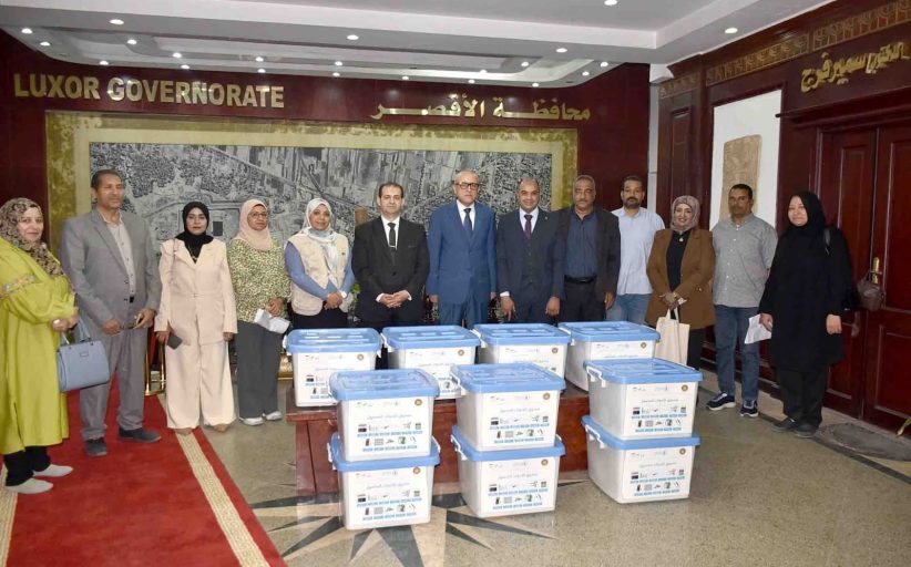 محافظ الأقصر يسلم معدات صيانة المحمول للشباب لدعم فرص العمل وريادة الأعمال