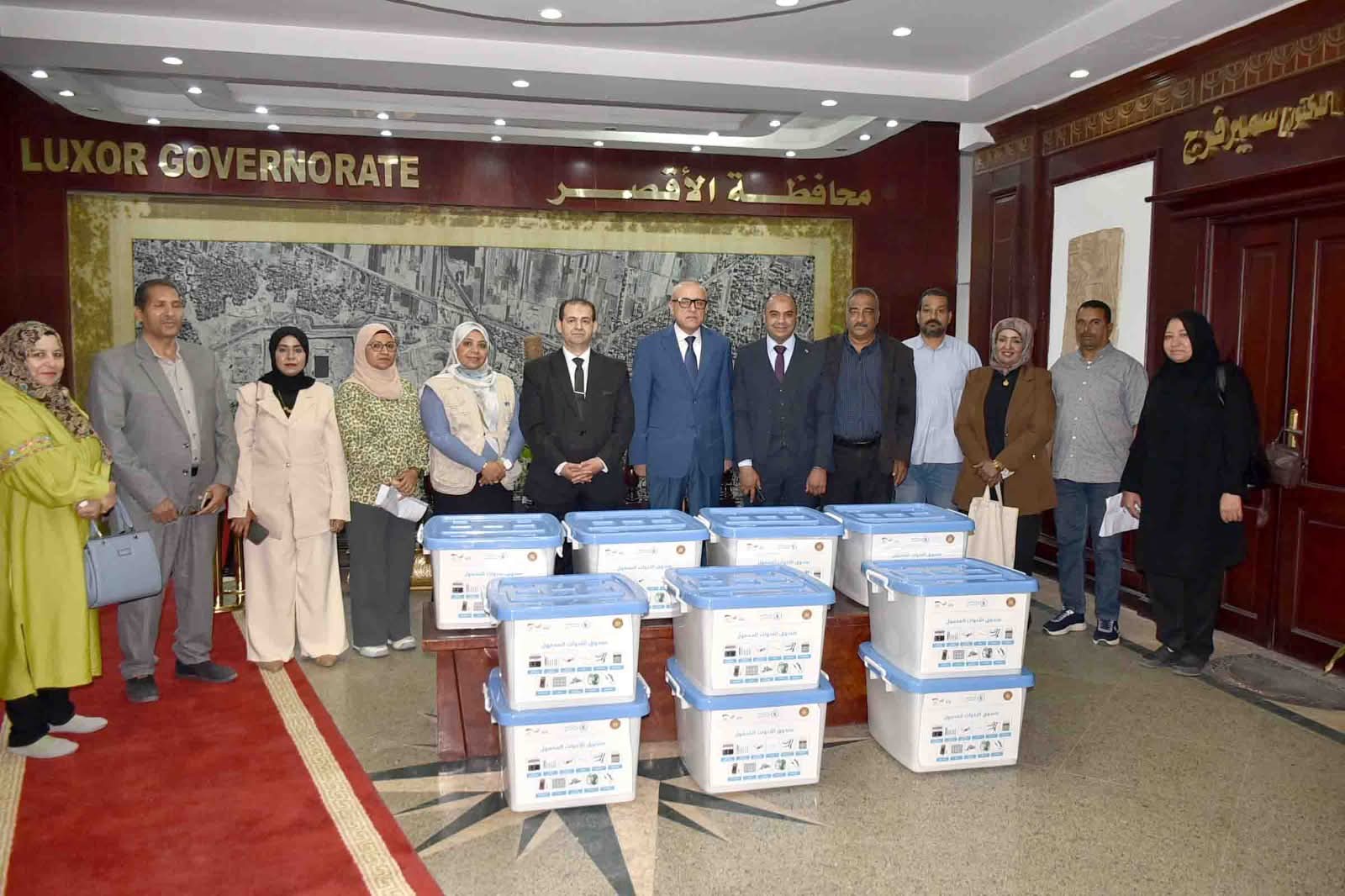 محافظ الأقصر يسلم معدات صيانة المحمول للشباب لدعم فرص العمل وريادة الأعمال