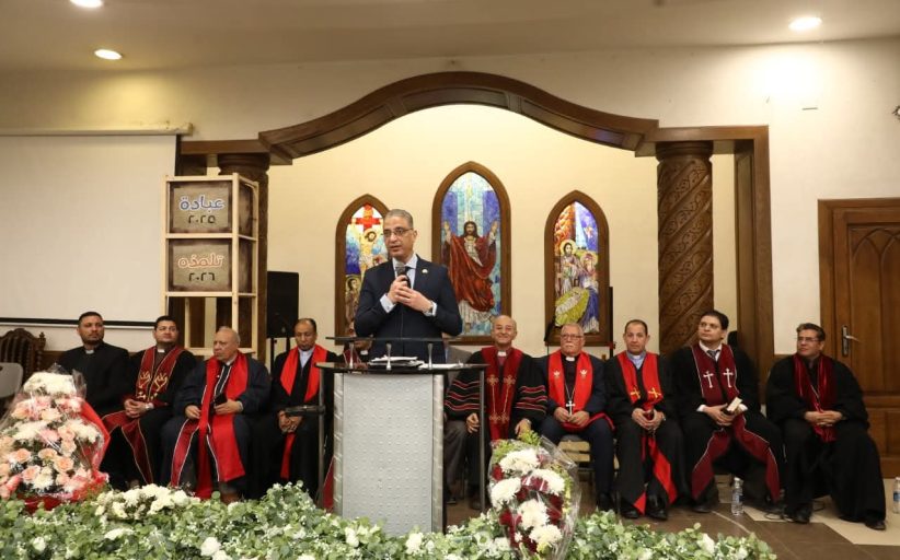 محافظ الجيزة يزور الكنيسة الإنجيلية لتقديم التهنئة بعيد القيامة المجيد