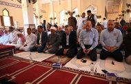 محافظ جنوب سيناء يؤدّي صلاة الجمعة بطور سيناء ويهنئ المواطنين بأعياد تحرير سيناء