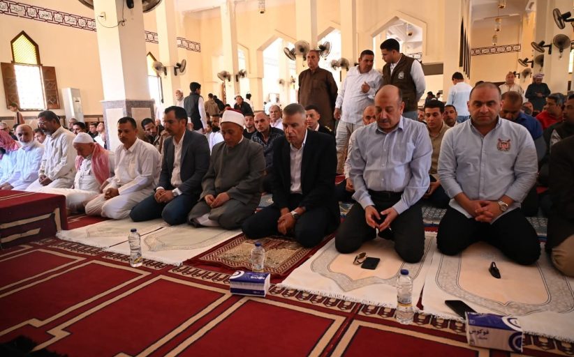 محافظ جنوب سيناء يؤدّي صلاة الجمعة بطور سيناء ويهنئ المواطنين بأعياد تحرير سيناء