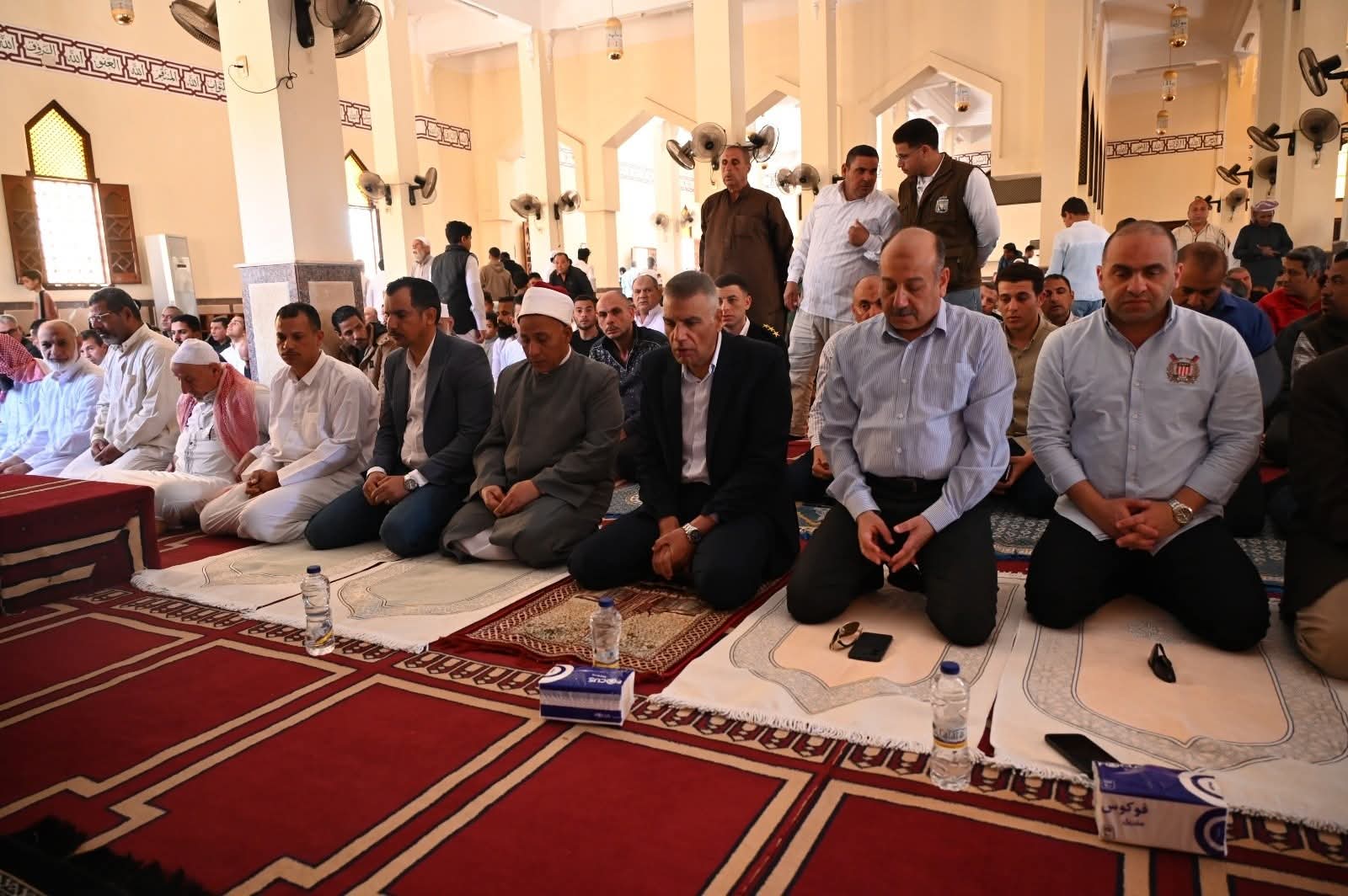 محافظ جنوب سيناء يؤدّي صلاة الجمعة بطور سيناء ويهنئ المواطنين بأعياد تحرير سيناء