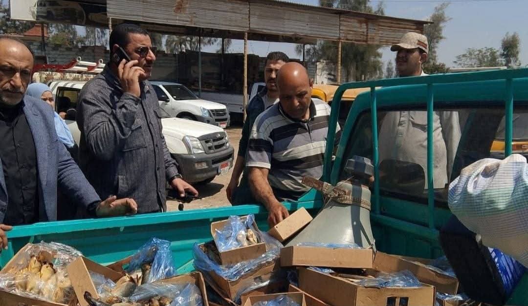 قبل شم النسيم.. إعدام 500 كجم رنجة فاسدة وضبط مخالفات تموينية بالحسينية