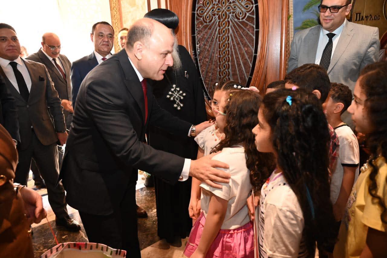 محافظ الغربية يشارك الأطفال فرحة عيد القيامة بتوزيع هدايا الرئيس داخل الكنائس