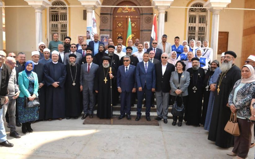 محافظ الدقهلية يهنئ الأنبا صليب بعيد القيامة ويؤكد: مصر نموذج فريد للوحدة الوطنية