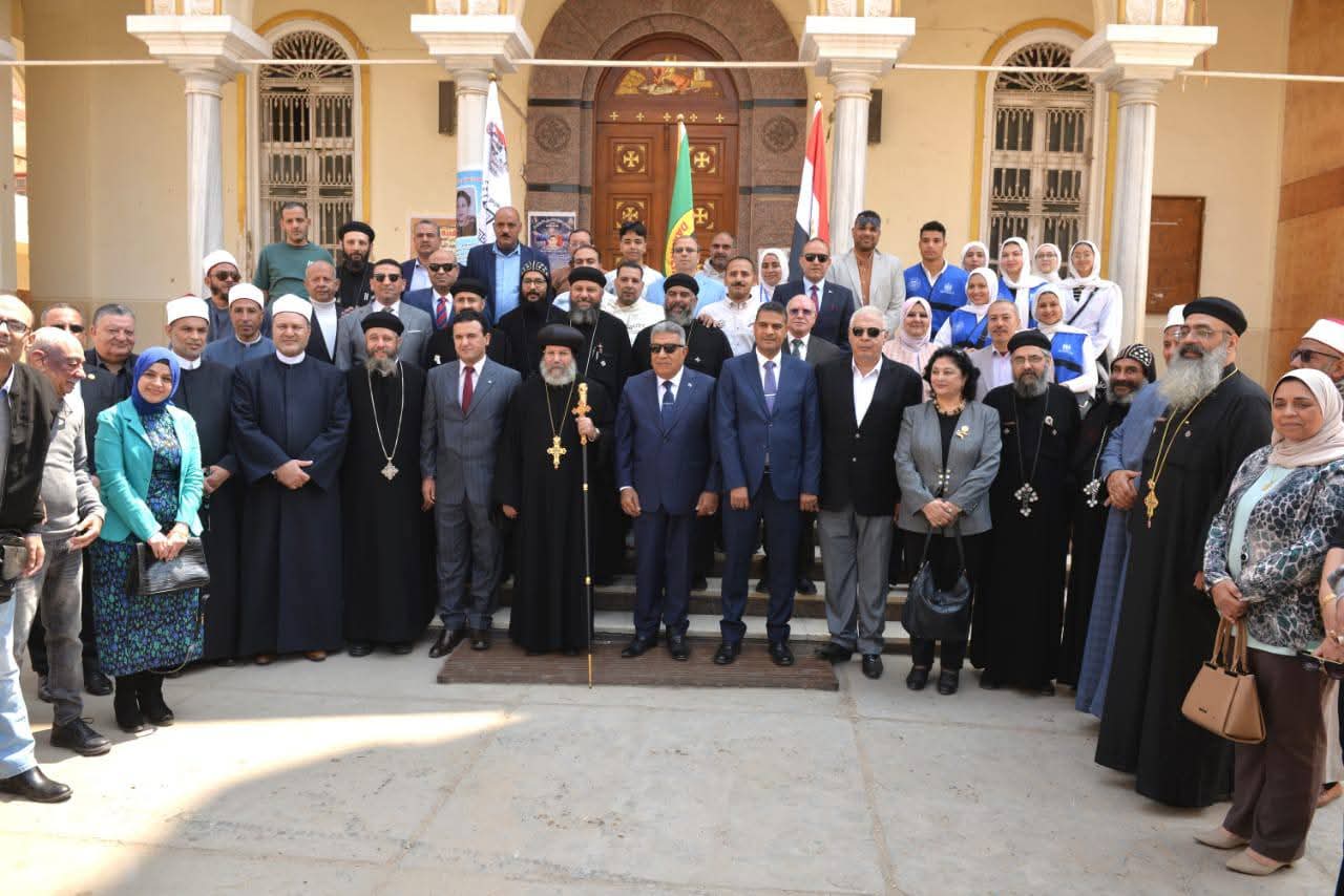 محافظ الدقهلية يهنئ الأنبا صليب بعيد القيامة ويؤكد: مصر نموذج فريد للوحدة الوطنية