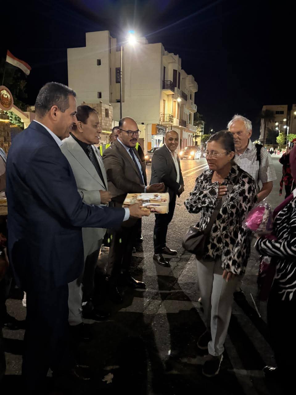 رئيس مدينة الأقصر يُدخل البهجة على قلوب الأقباط والأطفال بتوزيع الهدايا داخل الكنائس احتفالًا بعيد القيامة المجيد