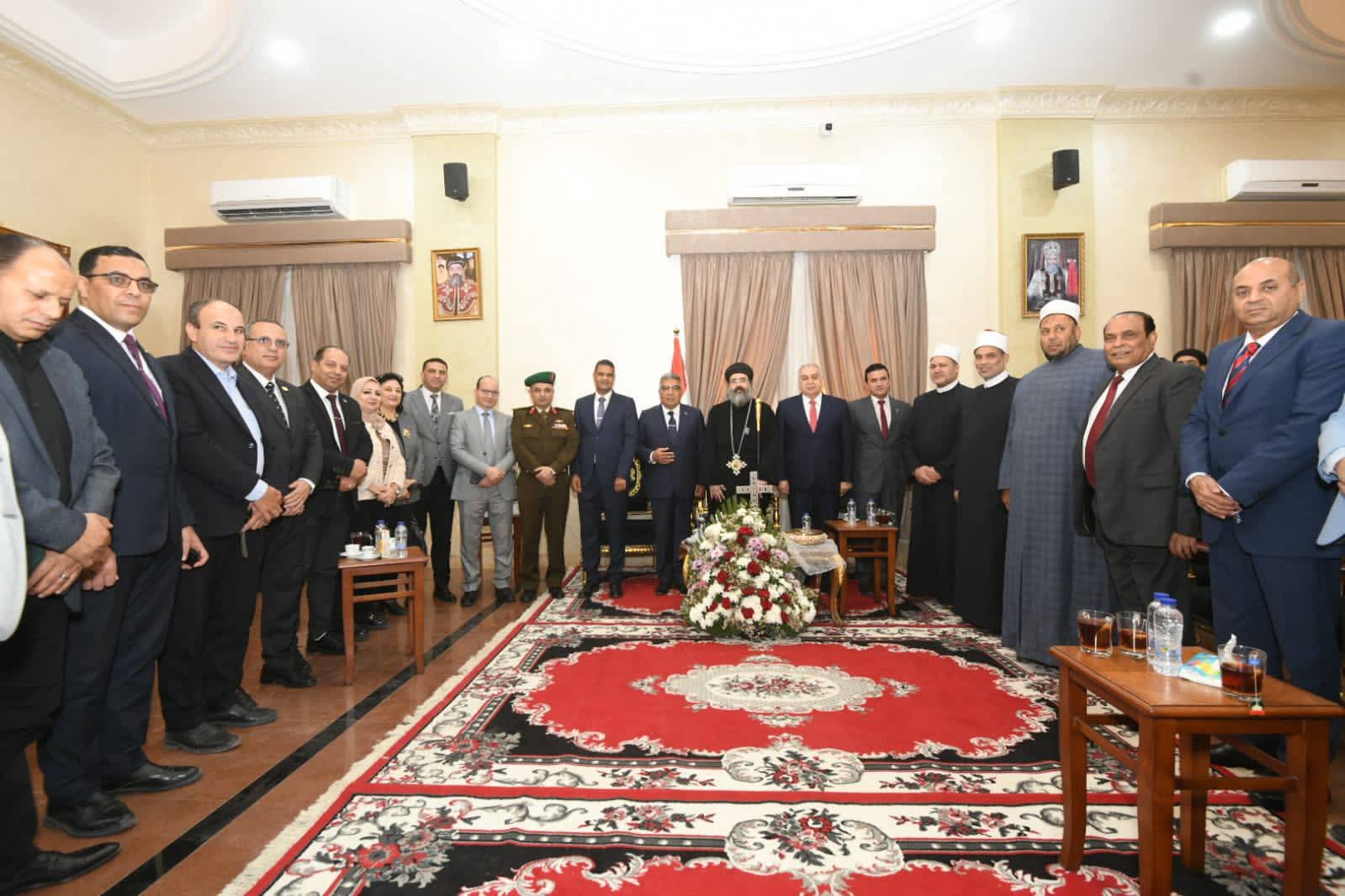 محافظ الدقهلية ومدير الأمن يهنئان أسقف المنصورة بعيد القيامة المجيد