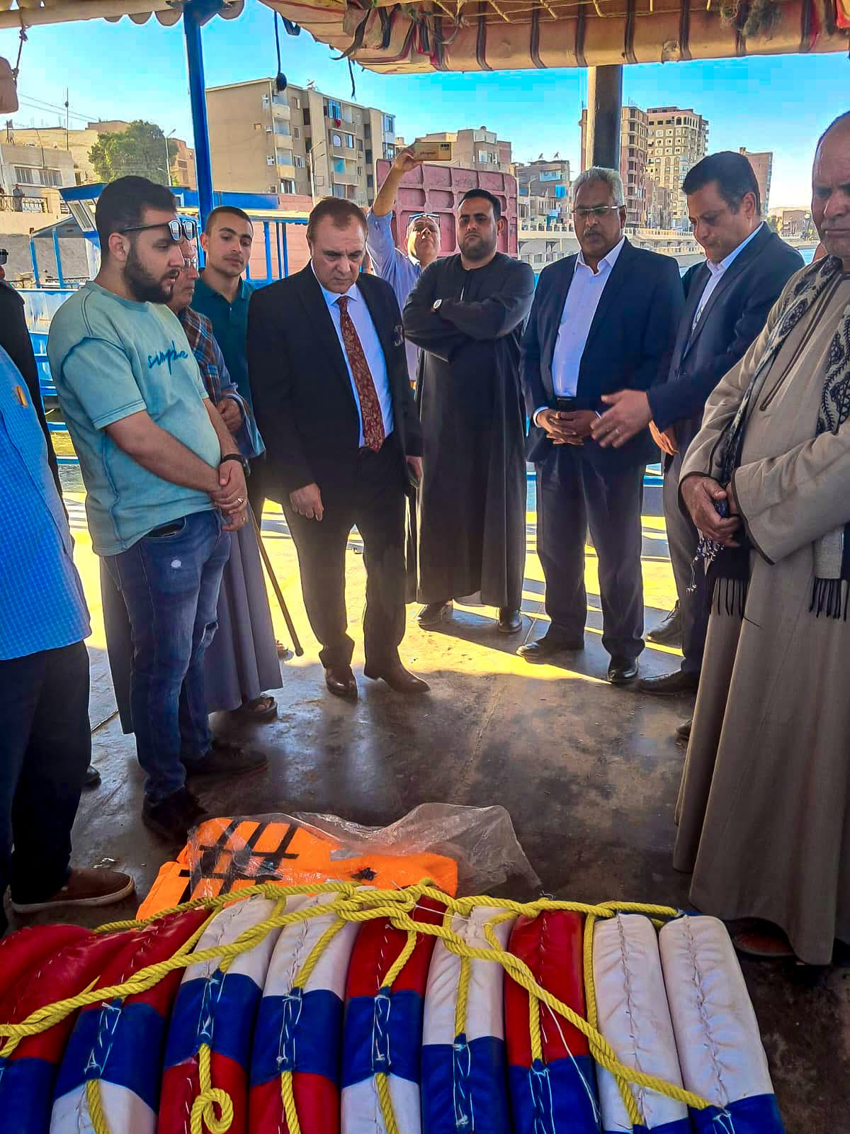 محافظ سوهاج يتابع حادث سقوط سيارة في نهر النيل بالمراغة ويوجه بسرعة إنقاذ الضحايا