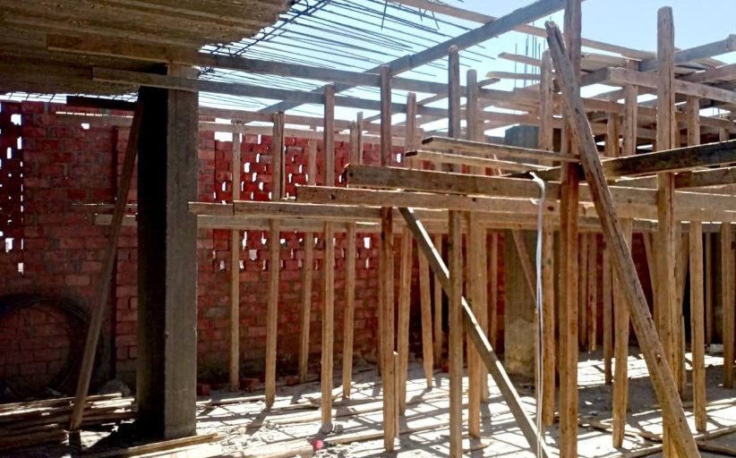 إزالة فورية لمخالفة بناء وفك شدة خشبية بالدور السابع بحي جنوب في الأقصر