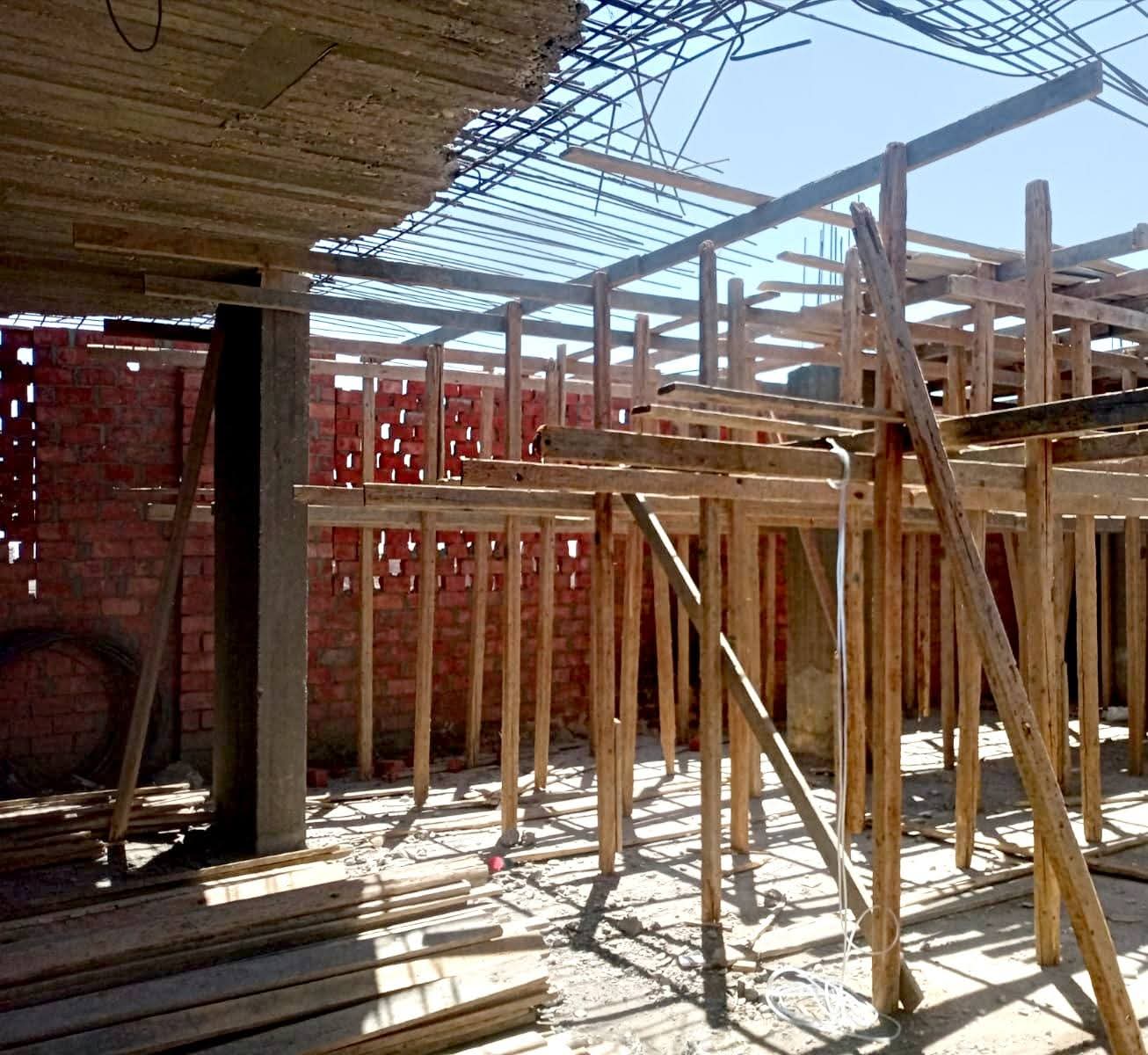 إزالة فورية لمخالفة بناء وفك شدة خشبية بالدور السابع بحي جنوب في الأقصر