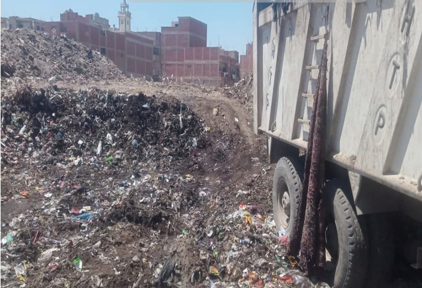 استجابة سريعة لشكاوى الأهالي.. رفع تراكمات القمامة بحي مضرب الأرز بفاقوس 