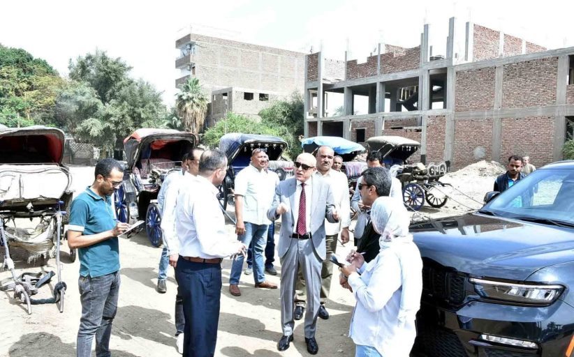 محافظ الأقصر يتفقد الكرنك ويوجه بإنشاء موقف سرفيس ومشاتل زراعية لتعزيز الخدمات والتجميل