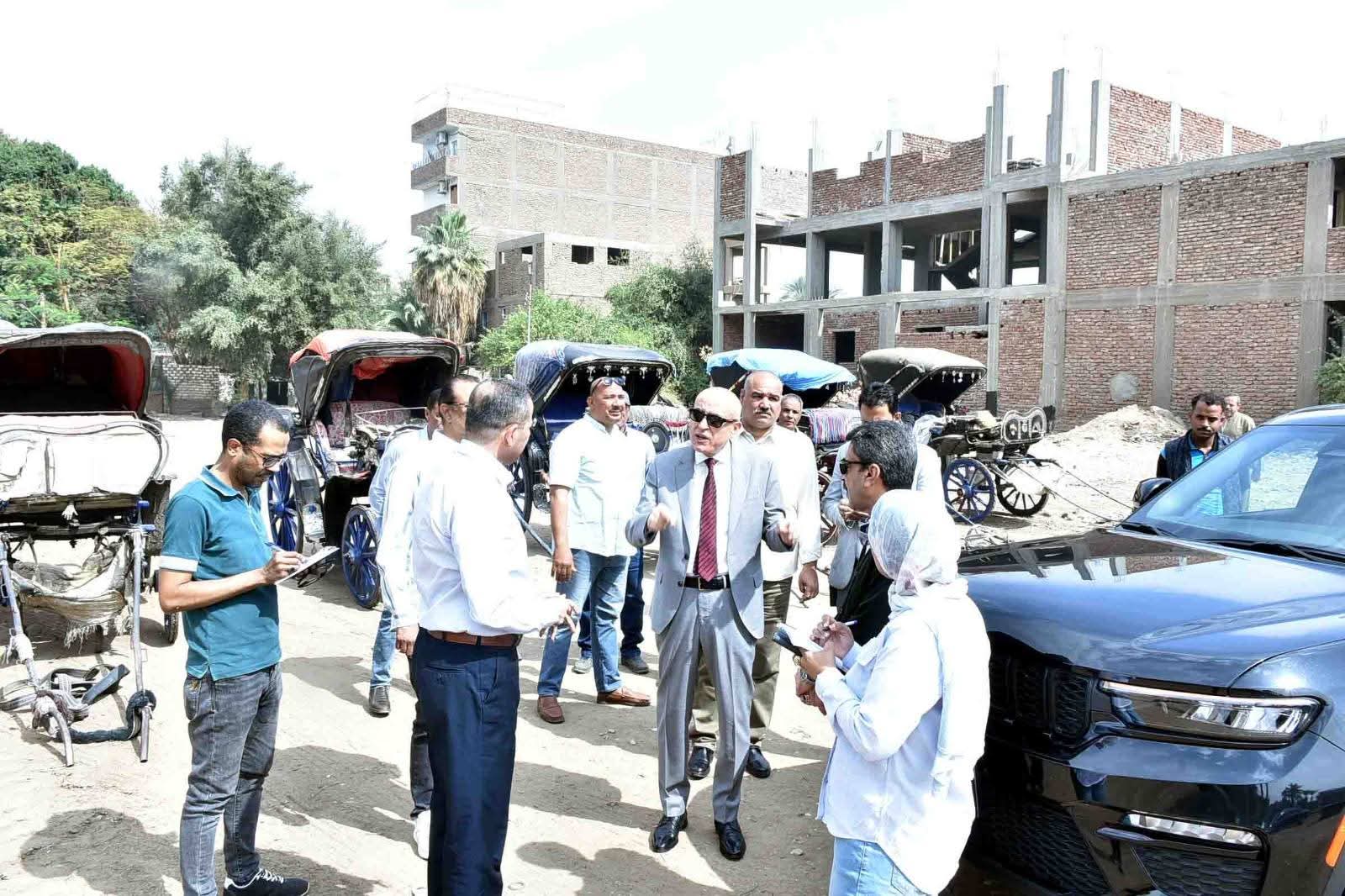 محافظ الأقصر يتفقد الكرنك ويوجه بإنشاء موقف سرفيس ومشاتل زراعية لتعزيز الخدمات والتجميل