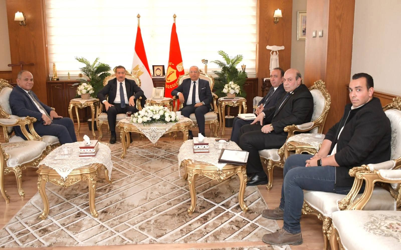 محافظ بورسعيد يبحث مع قيادات الشركة القابضة للنقل البحري والبري إنشاء مقر جديد لأتوبيسات شرق الدلتا 