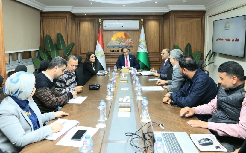 محافظ الجيزة يبحث ملفات التطوير بحي الطالبية.. توجيهات برفع كفاءة الخدمات والتصدي للمخالفات وتحسين النظافة