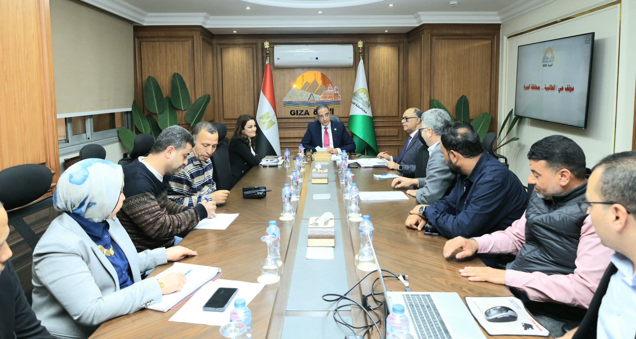 محافظ الجيزة يبحث ملفات التطوير بحي الطالبية.. توجيهات برفع كفاءة الخدمات والتصدي للمخالفات وتحسين النظافة