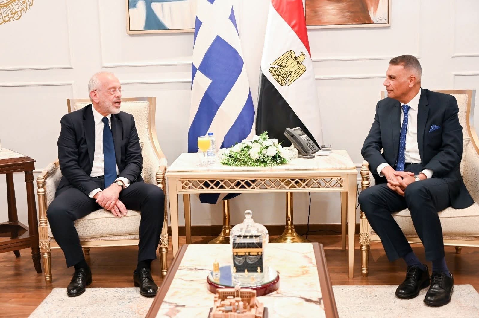 محافظ جنوب سيناء يبحث مع السفير اليوناني تعزيز التعاون السياحي بين البلدين