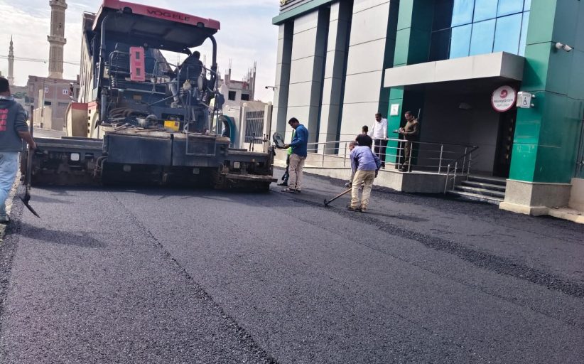 سوهاج تواصل تطوير شبكة الطرق بطهطا.. متابعة أعمال رصف طريق بنجا بطول 3 كم