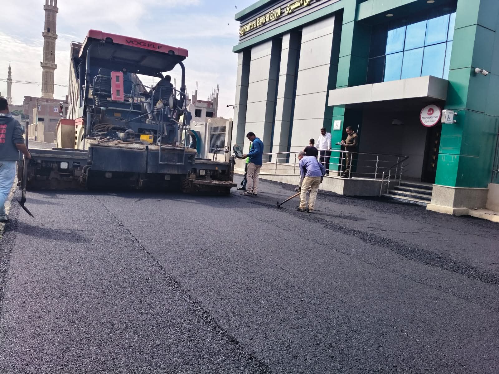 سوهاج تواصل تطوير شبكة الطرق بطهطا.. متابعة أعمال رصف طريق بنجا بطول 3 كم