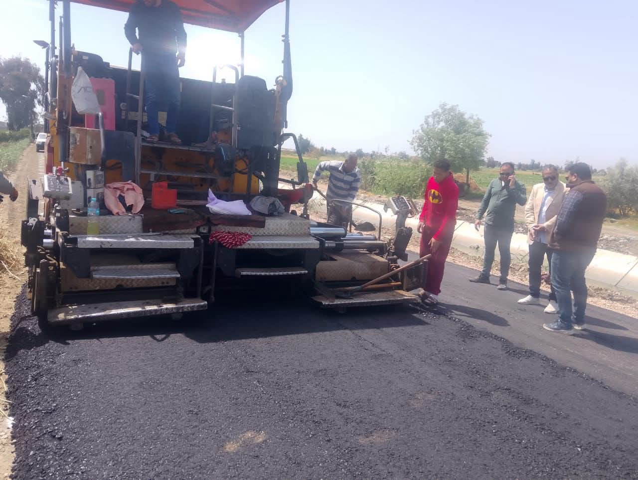 محافظ كفرالشيخ يتفقد أعمال رصف طريق نشرت بقلين ويؤكد الالتزام بالجداول الزمنية