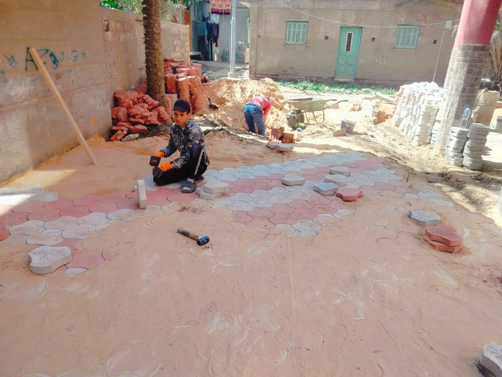 محافظ كفرالشيخ يتفقد تطوير شوارع مطوبس ويشيد بدور الأهالي في دعم الأعمال