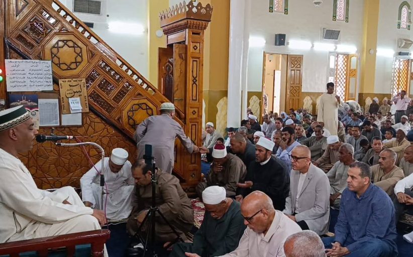 محافظ الأقصر يشارك المواطنين صلاة الجمعة ويستمع لمطالبهم بمسجد الحجاجي