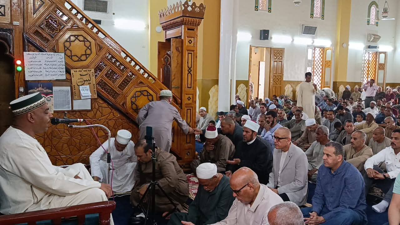 محافظ الأقصر يشارك المواطنين صلاة الجمعة ويستمع لمطالبهم بمسجد الحجاجي