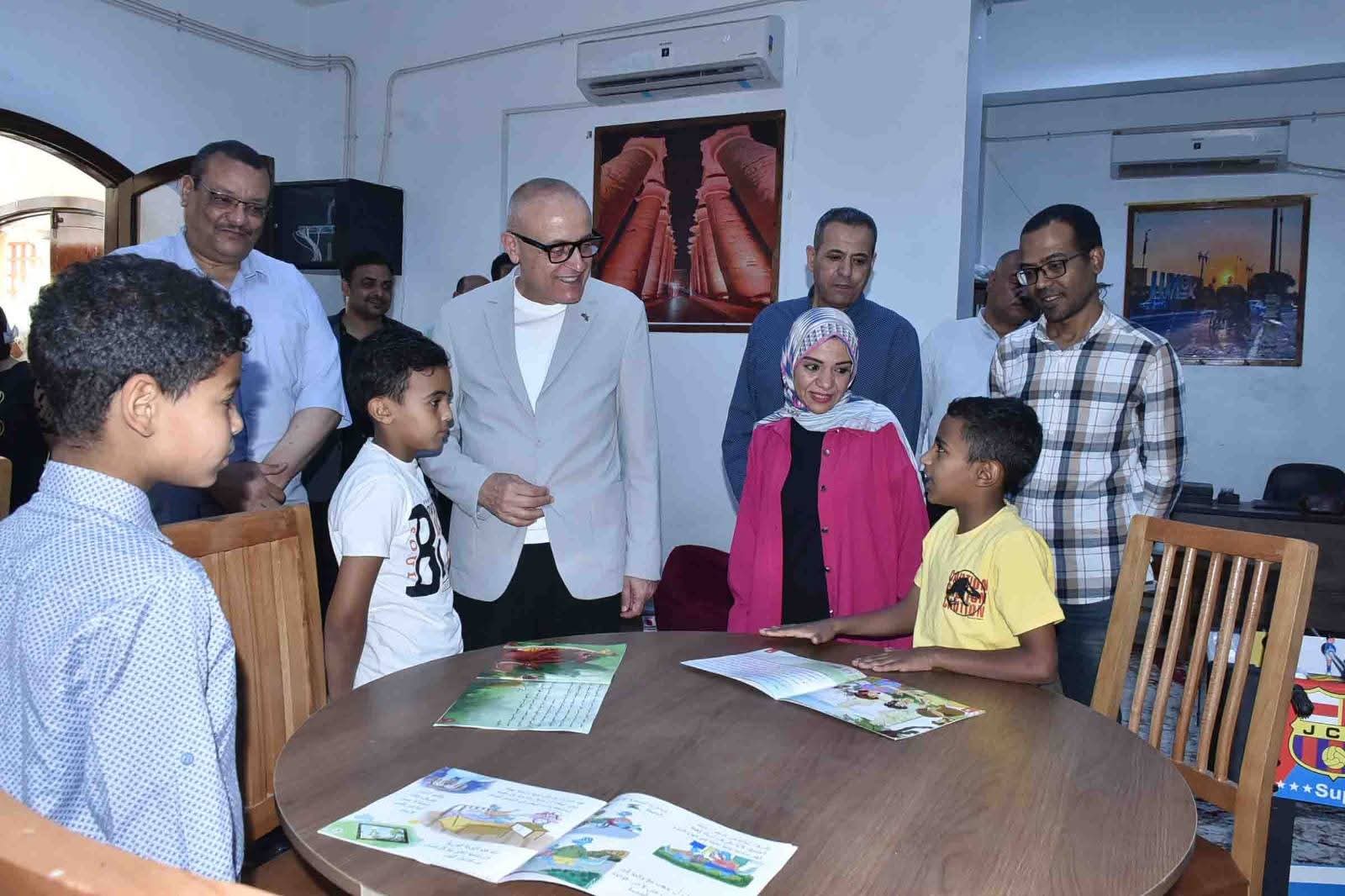 جولة ميدانية لمحافظ الأقصر بالكرنك لمتابعة الخدمات وتلبية مطالب المواطنين