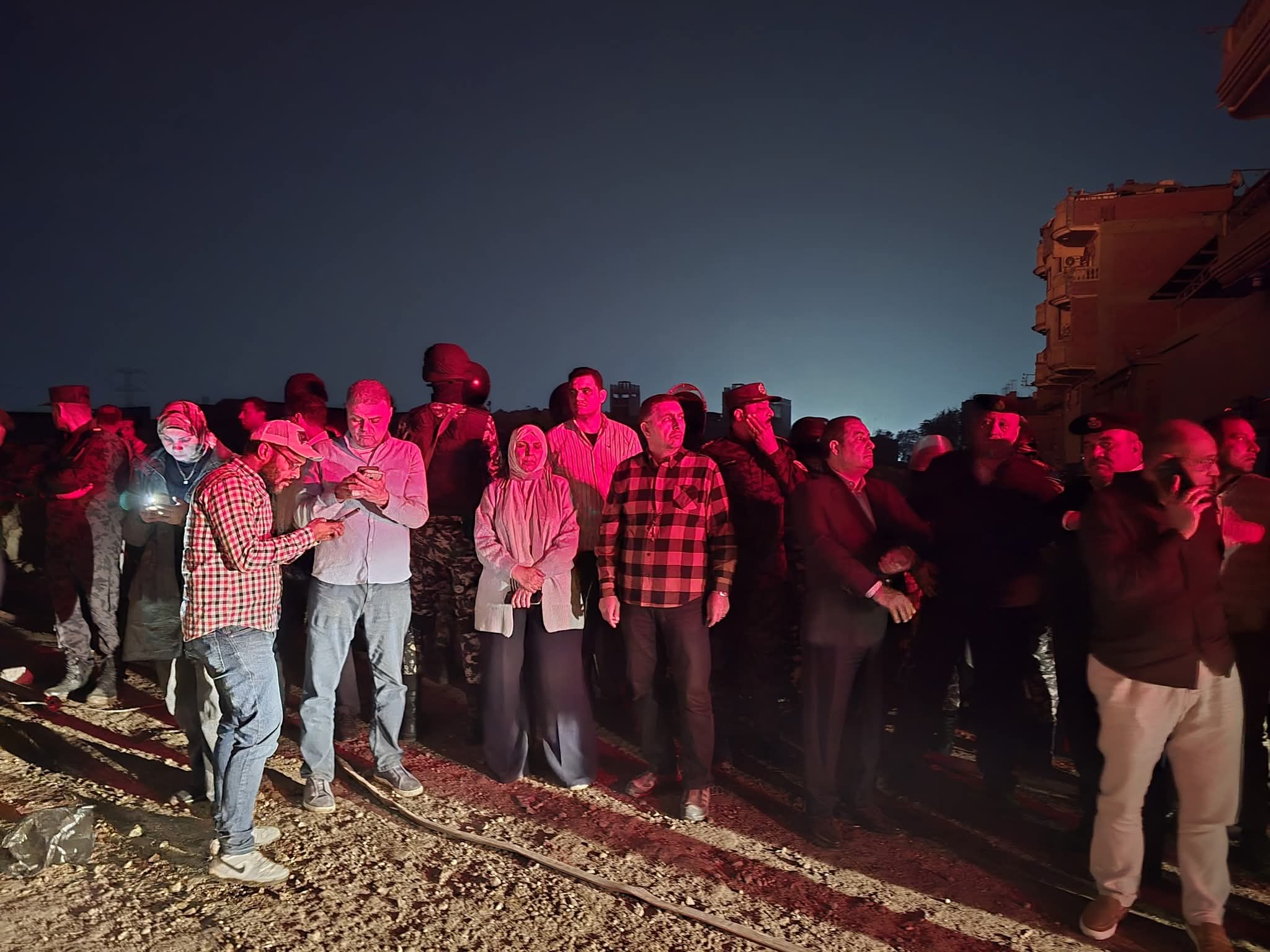 محافظ القليوبية يتابع ميدانيًا إخماد حريق مصانع القناطر الخيرية