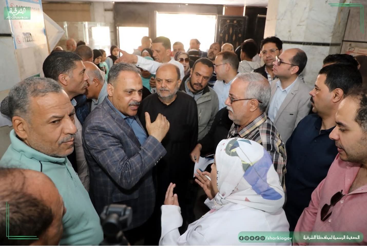 محافظ الشرقية يفاجئ عيادات المبرة بالزقازيق ويوجه بسرعة إنهاء إجراءات عملية جراحية لمريضة