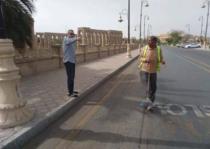 رئيس مدينة الأقصر يتابع أعمال النظافة والتجميل بكورنيش النيل ويرفع الإشغالات بشارع الشيراتون