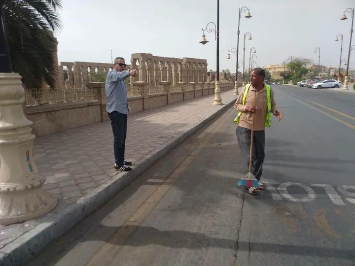 رئيس مدينة الأقصر يتابع أعمال النظافة والتجميل بكورنيش النيل ويرفع الإشغالات بشارع الشيراتون