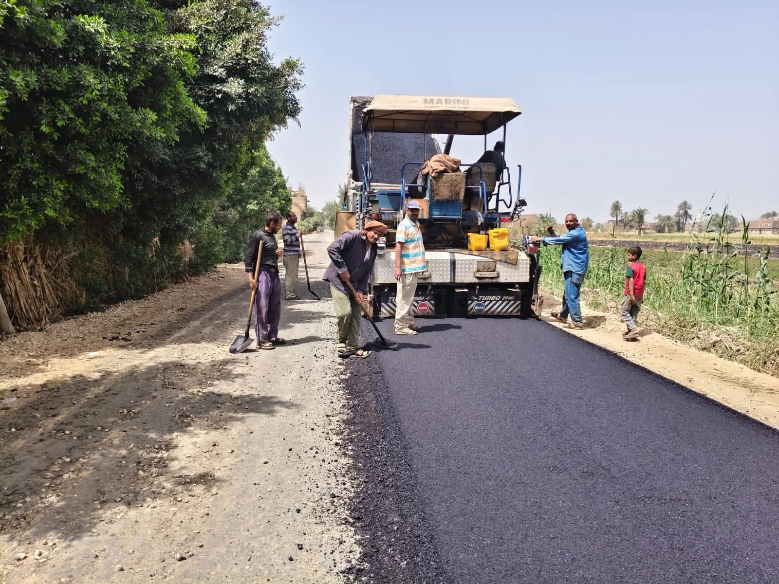 استكمال رصف طريق العوامية–الدير بساقلتة بطول 2.5 كم لخدمة عدة قرى
