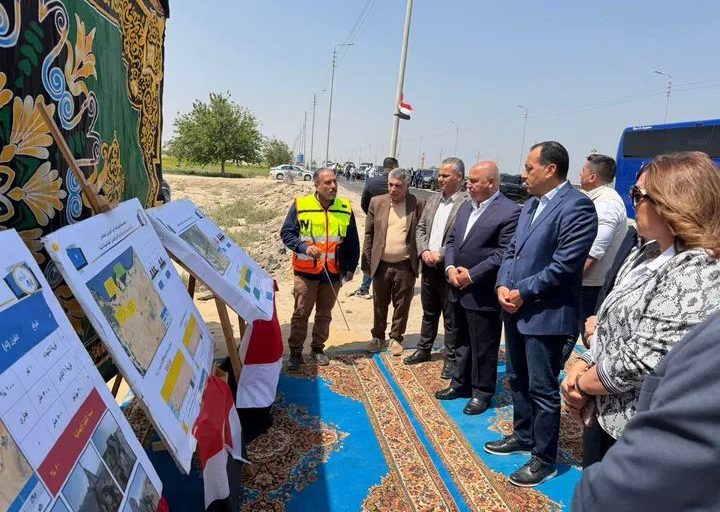 رئيس الوزراء يتفقد أعمال تطوير ورفع كفاءة أحد الطرق خارج مسار الزيارة