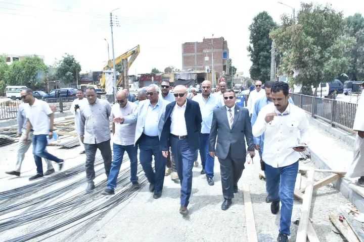 جولة ميدانية لمحافظ الأقصر في إسنا: متابعة كوبري الدير والتأكيد على سرعة تشغيل وحدة الغسيل الكلوي